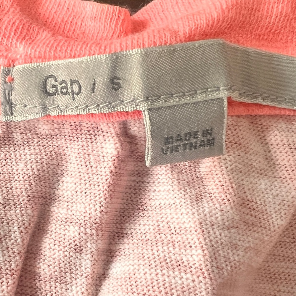 Small Gap V-Neck - Picture 4 of 5